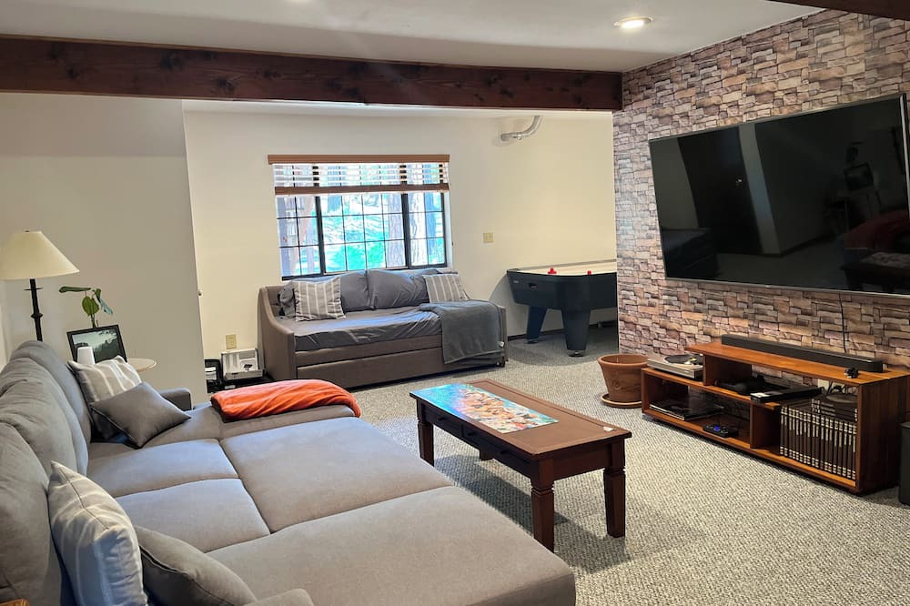 Photo of Livingroom in Phoenix Lake-Cedar Ridge