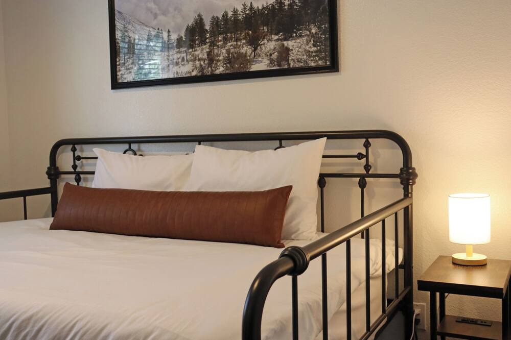 Photo of Bedroom in Wrightwood