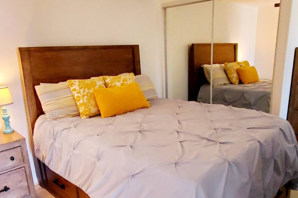 Photo of Bedroom in Cardiff-by-the-Sea