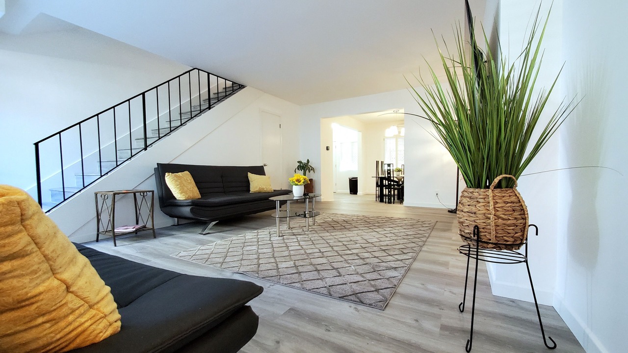 Photo of Livingroom in North of Wilshire