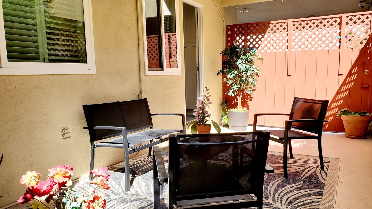 Photo of Patio Balcony in North of Wilshire