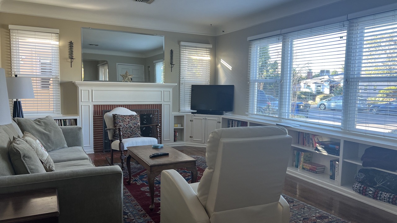 Photo of Livingroom in Valley Glen