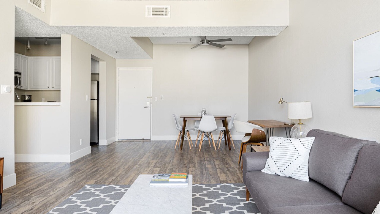 Photo of Livingroom in Greater Wilshire - Hancock Park