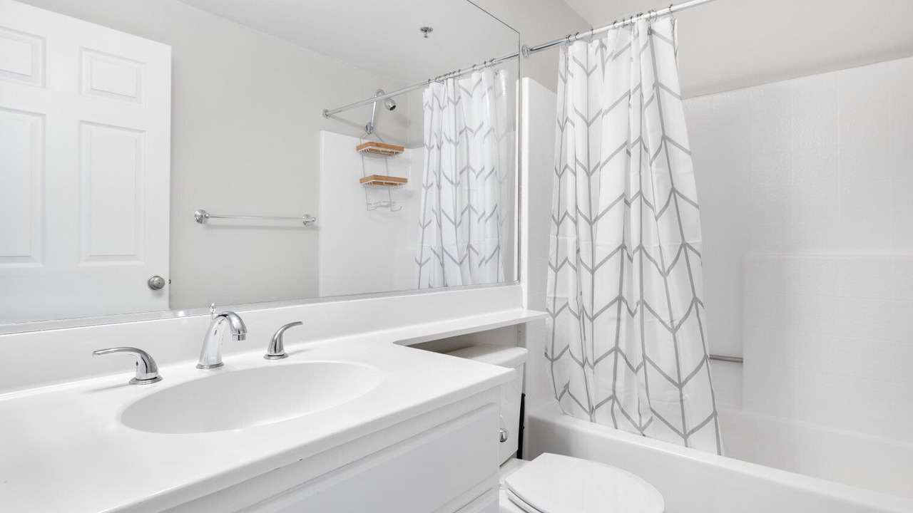 Photo of Bathroom in Greater Wilshire - Hancock Park