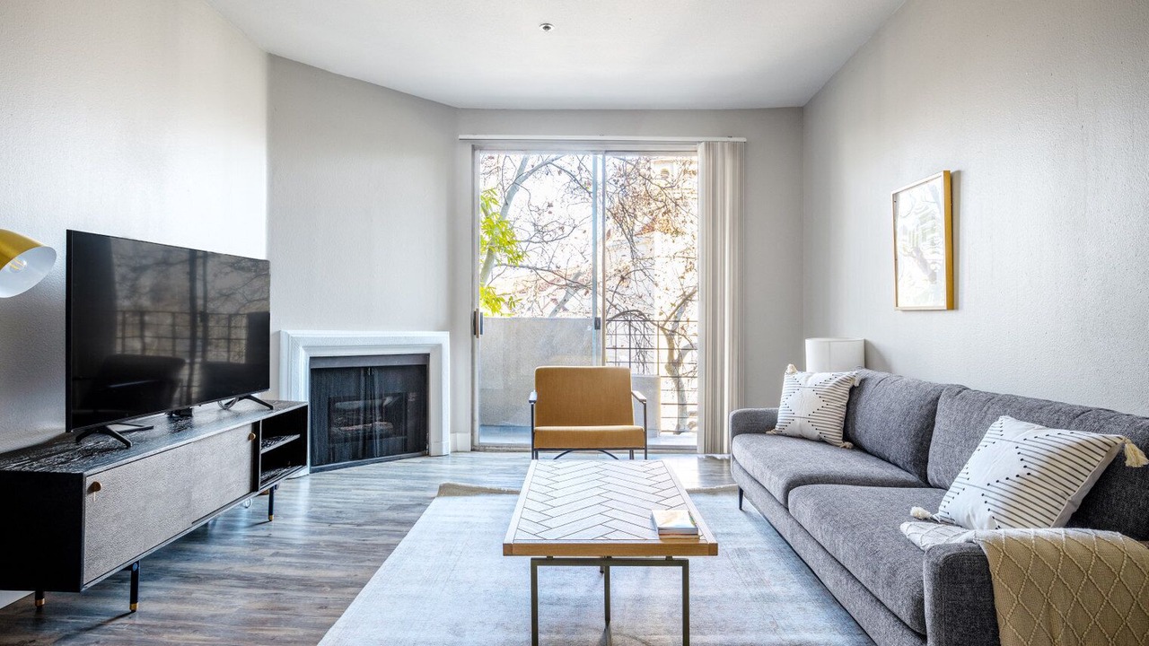 Photo of Livingroom in Greater Wilshire - Hancock Park