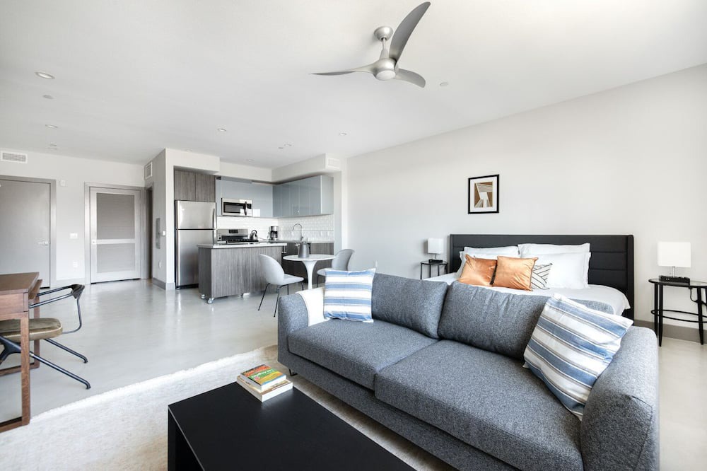 Photo of Livingroom in Mid-Wilshire