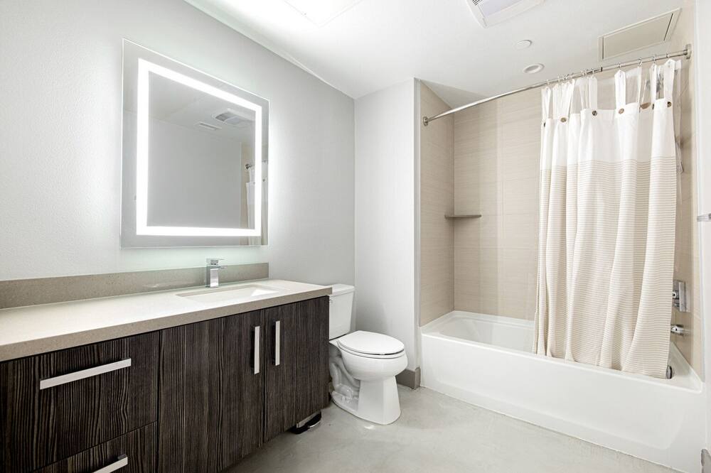 Photo of Bathroom in Mid-Wilshire