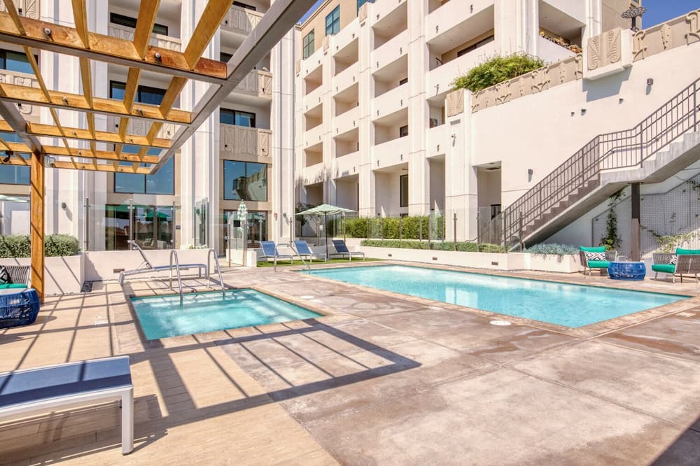 Photo of Outdoor in Mid-Wilshire