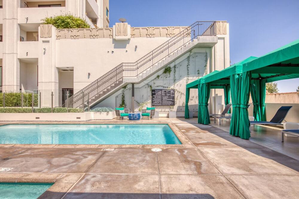 Photo of Outdoor in Mid-Wilshire