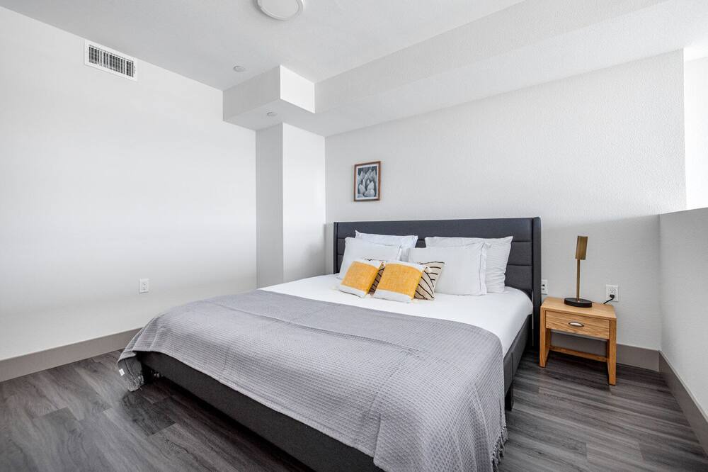 Photo of Bedroom in Mid-Wilshire