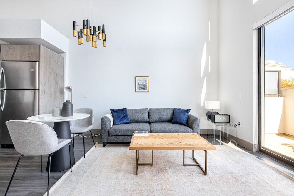 Photo of Livingroom in Mid-Wilshire
