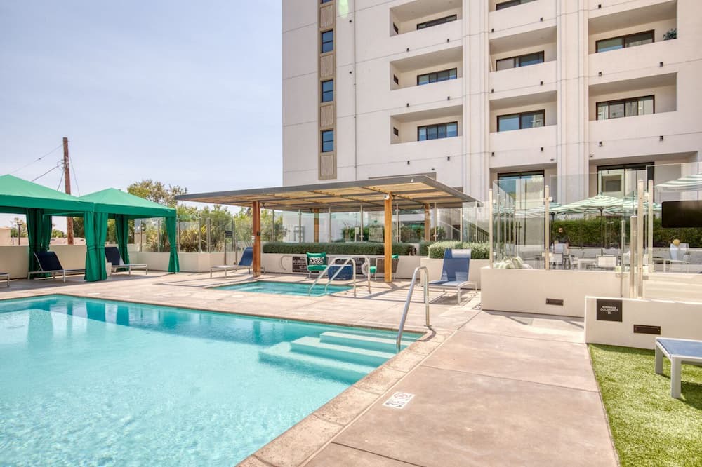 Photo of Outdoor in Mid-Wilshire