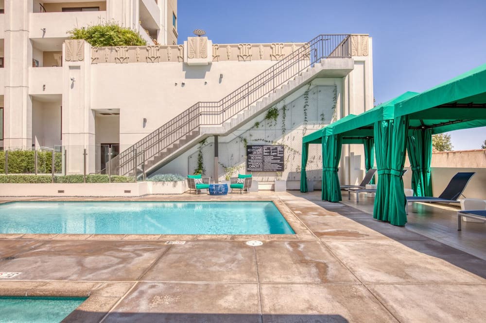 Photo of Outdoor in Mid-Wilshire