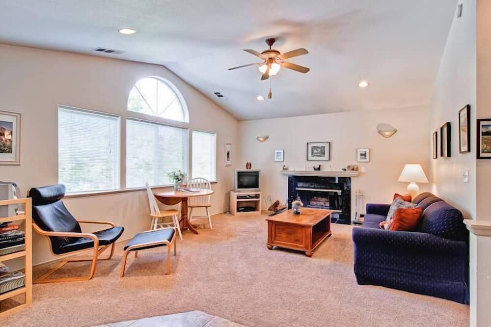 Photo of Livingroom in Yosemite West