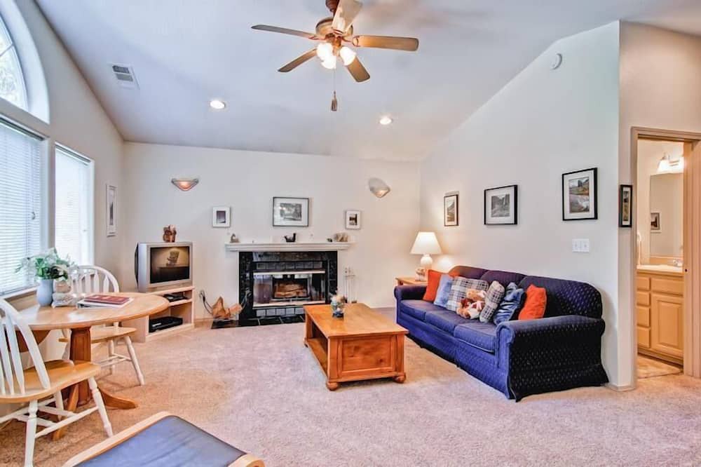 Photo of Livingroom in Yosemite West