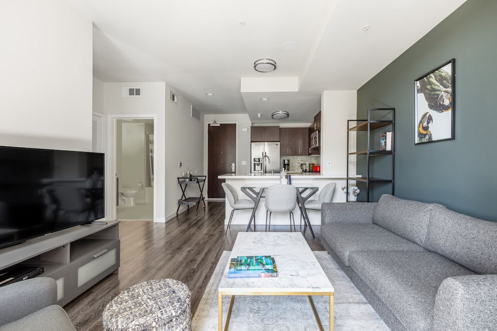 Photo of Livingroom in Wilshire Center