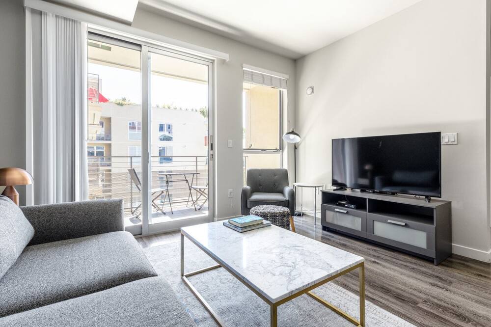 Photo of Livingroom in Wilshire Center