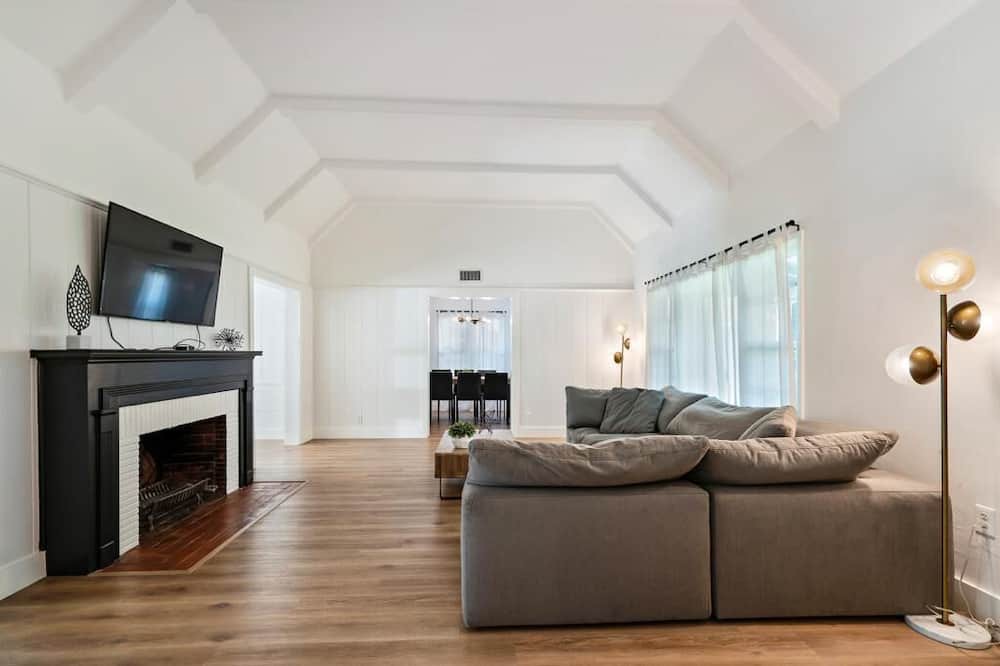 Photo of Livingroom in Valley Village
