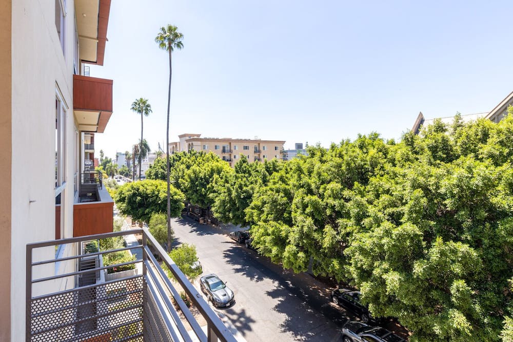 Photo of Patio Balcony in Wilshire Center