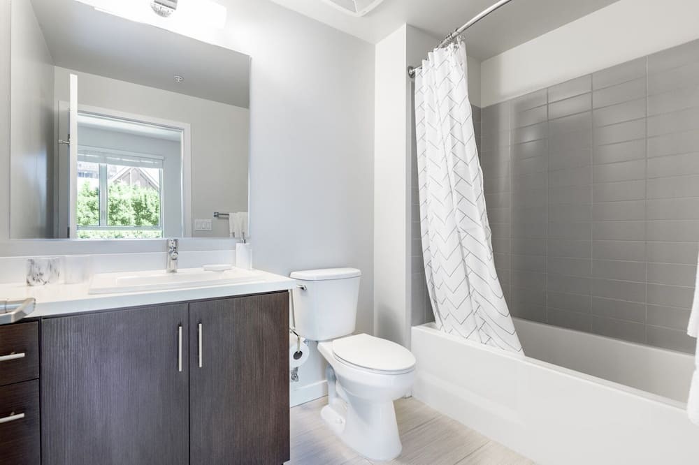 Photo of Bathroom in Wilshire Center