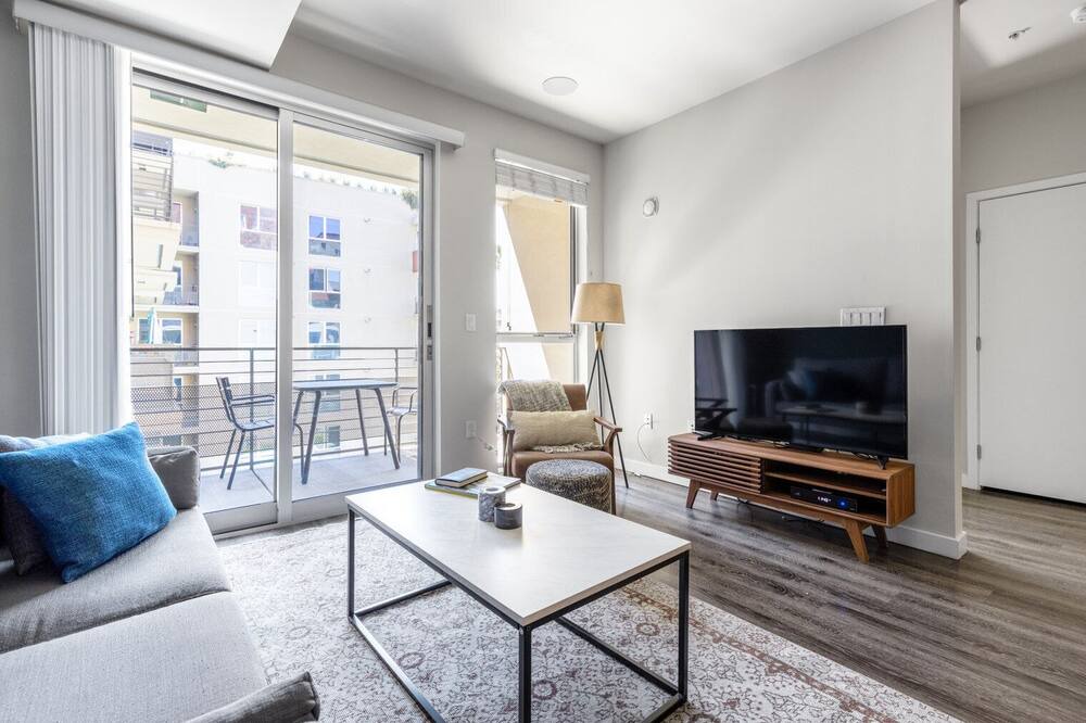 Photo of Livingroom in Wilshire Center