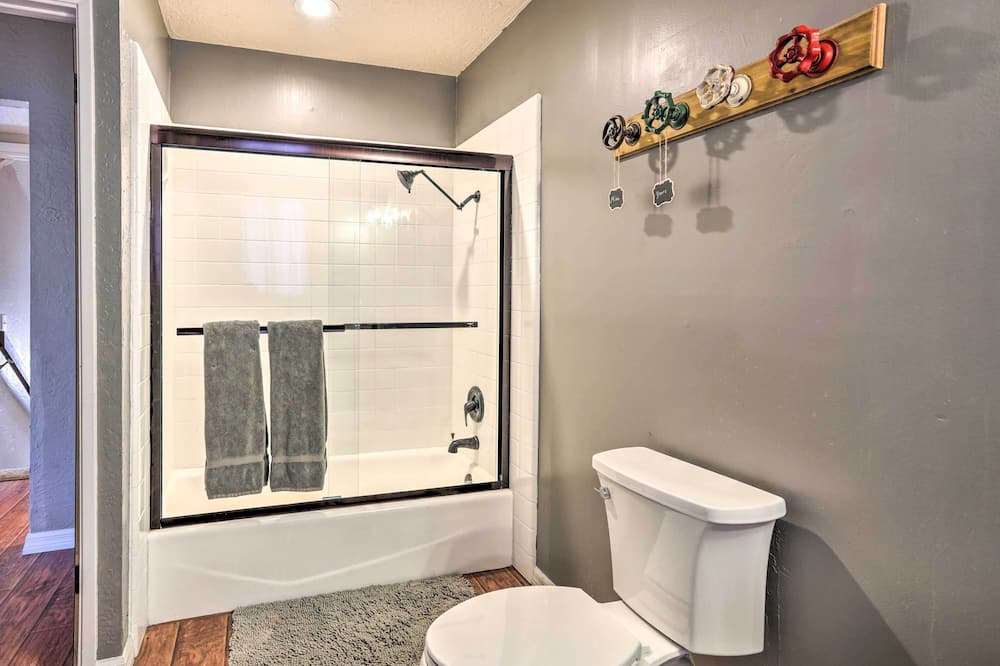 Photo of Bathroom in Arrowhead Villas