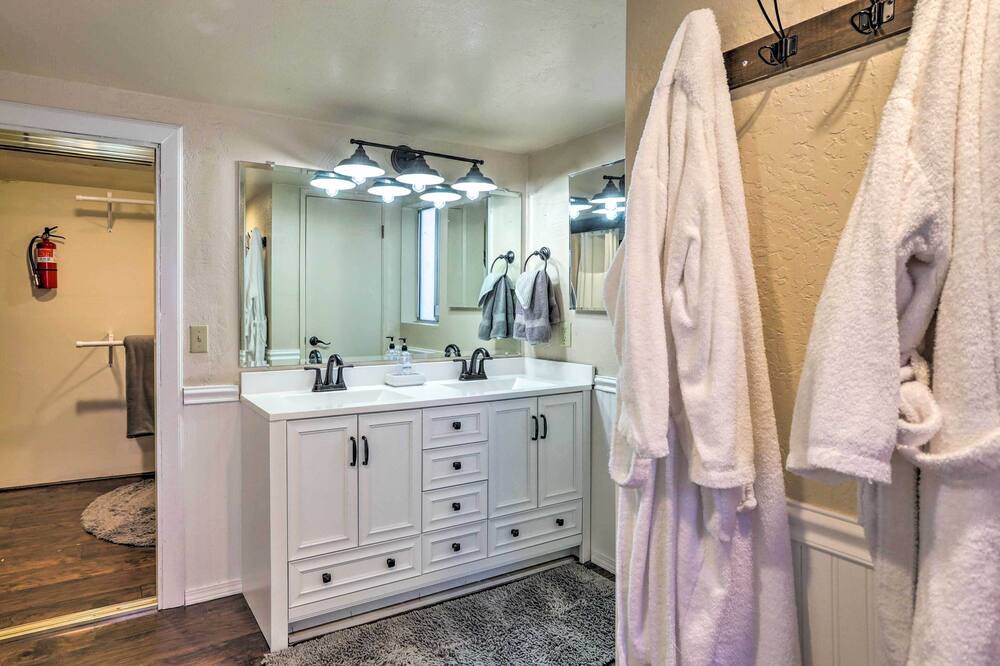 Photo of Bathroom in Arrowhead Villas
