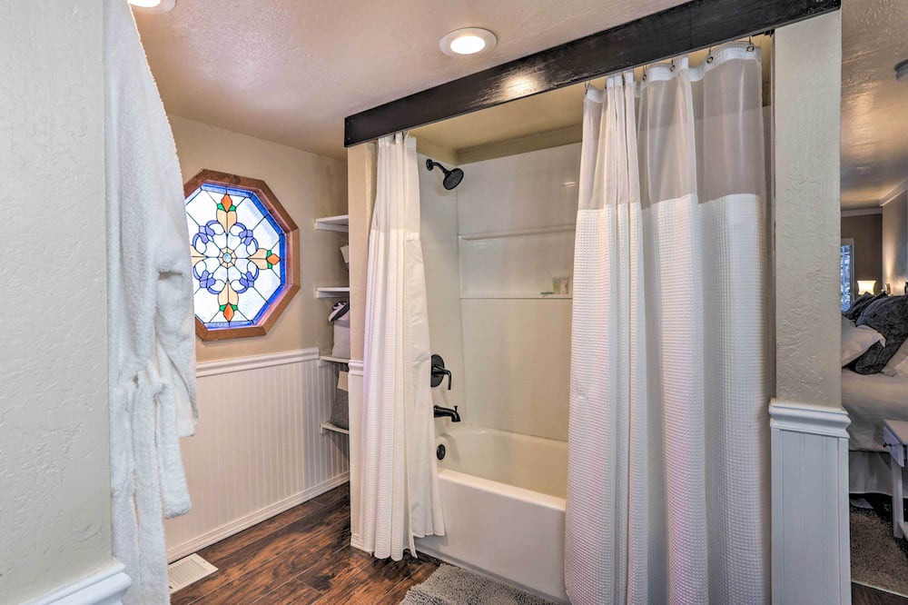 Photo of Bathroom in Arrowhead Villas