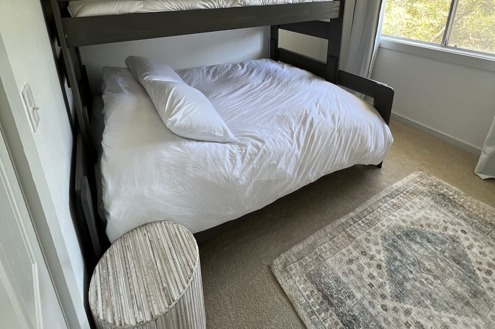 Photo of Bedroom in Groveland