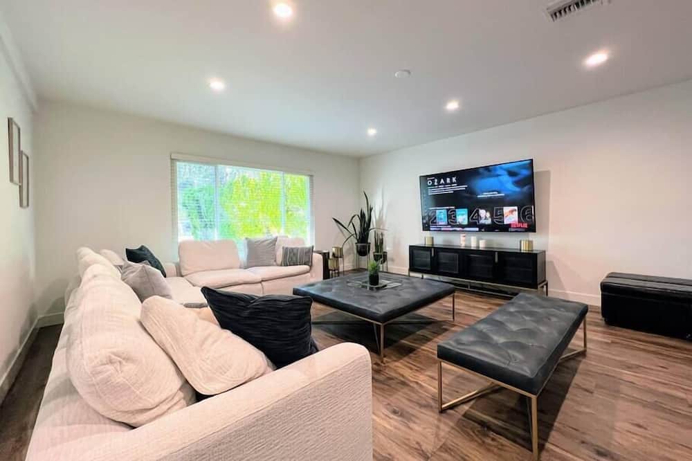 Photo of Livingroom in West Hills