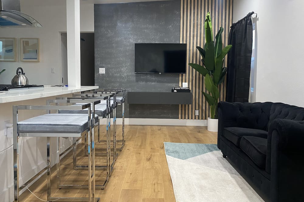 Photo of Livingroom in Compton