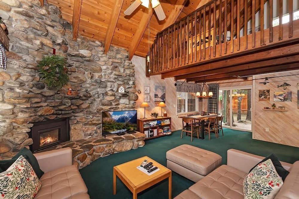 Photo of Livingroom in Summit Estates