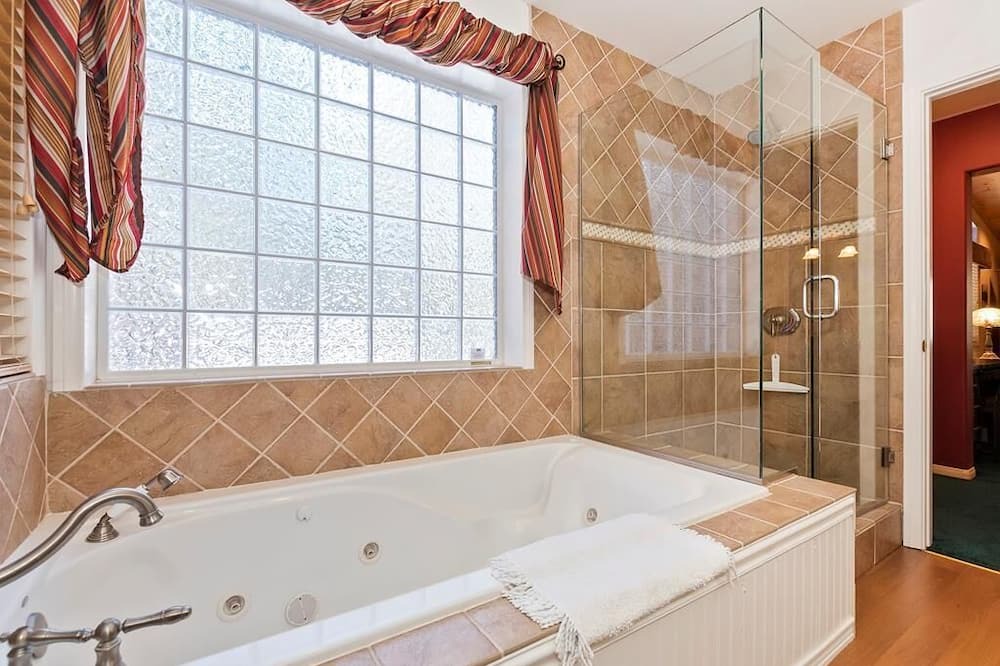 Photo of Bathroom in Summit Estates