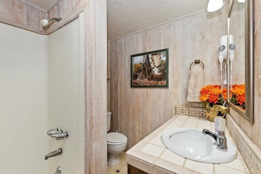 Photo of Bathroom in Summit Estates