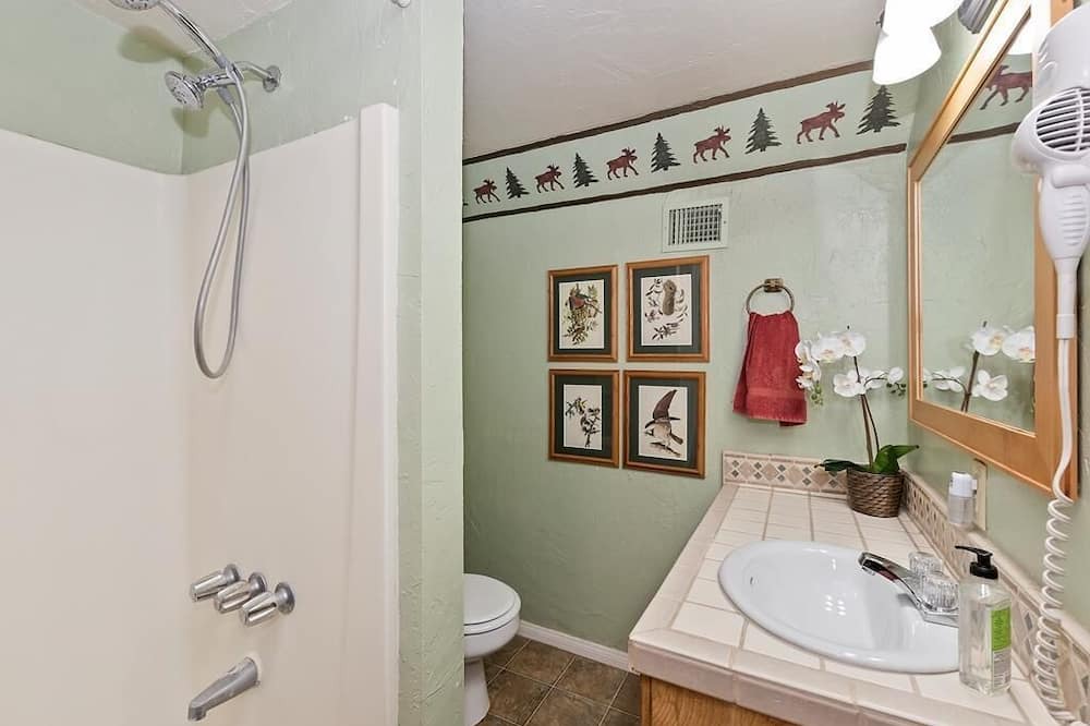 Photo of Bathroom in Summit Estates