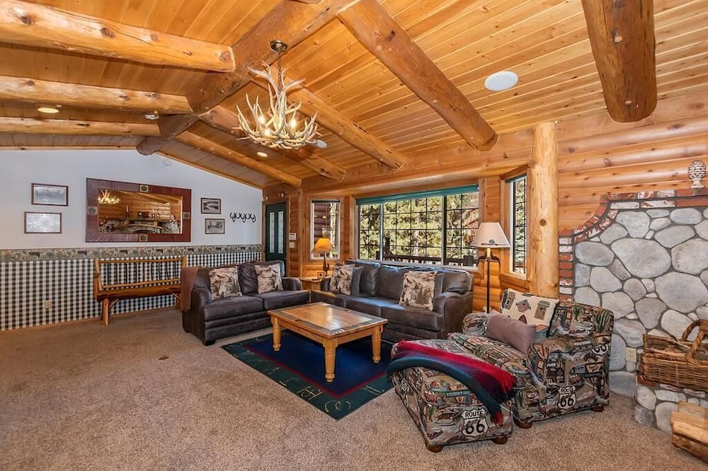 Photo of Livingroom in Eagle Mountain Estates