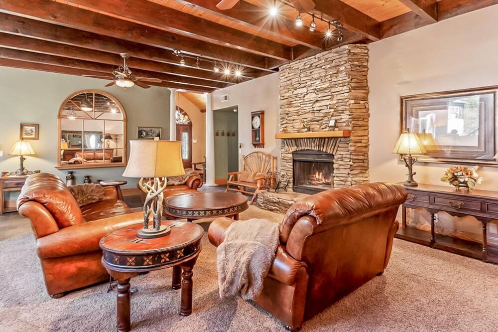 Photo of Livingroom in Fox Farm