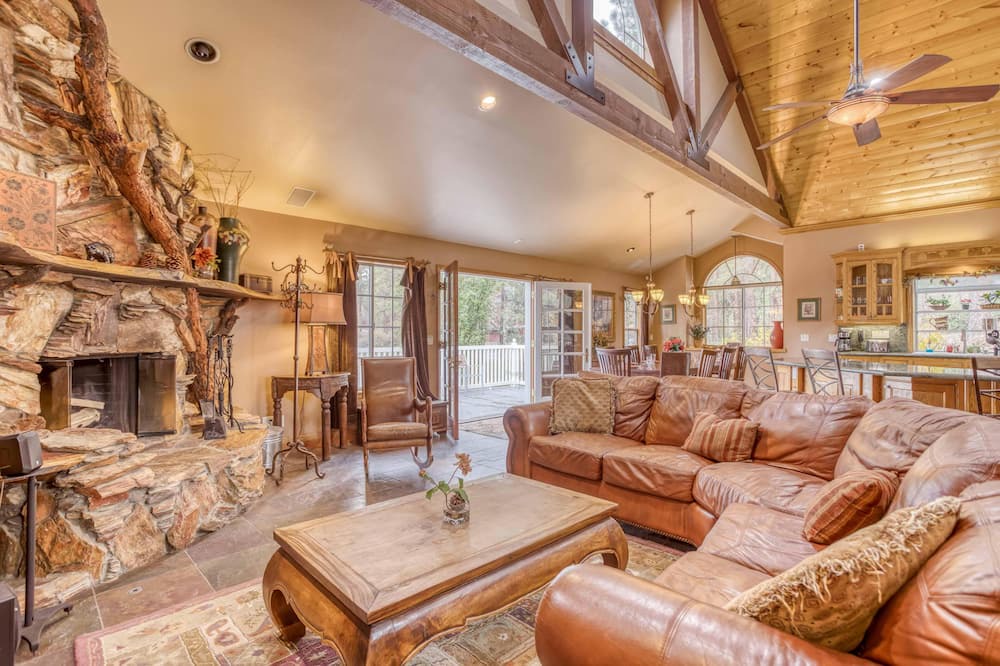 Photo of Livingroom in Fox Farm