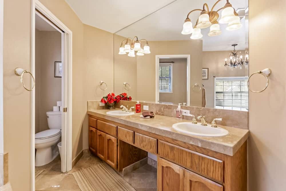 Photo of Bathroom in Fox Farm