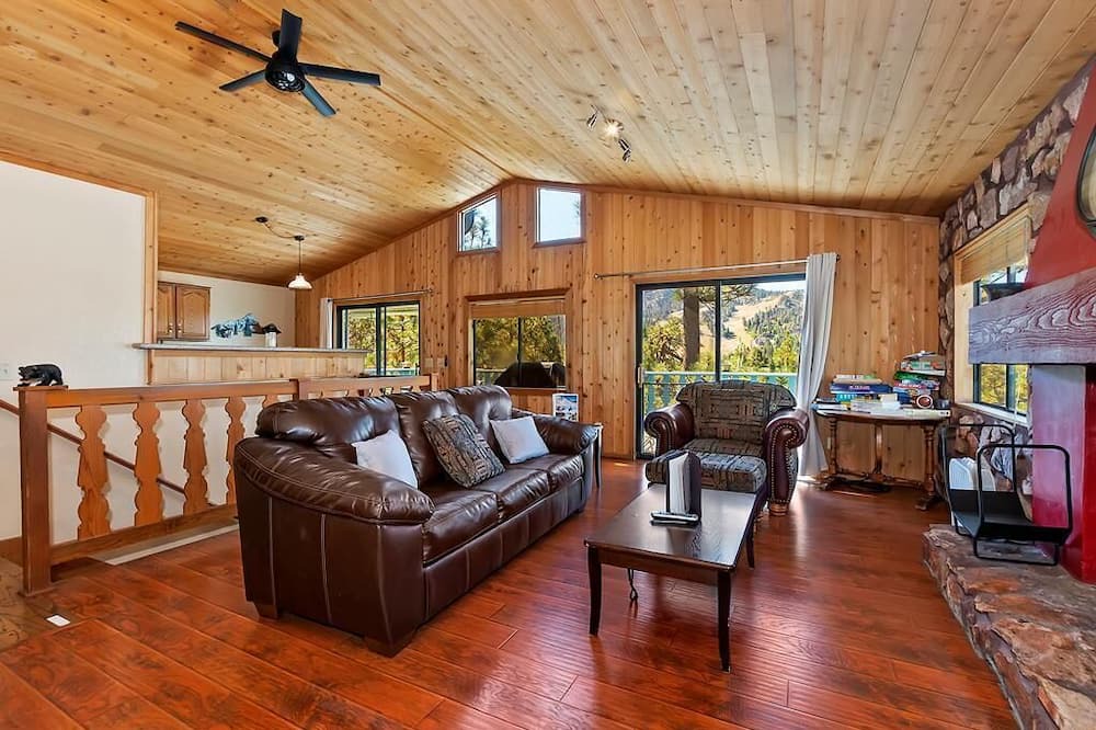 Photo of Livingroom in Upper Moonridge