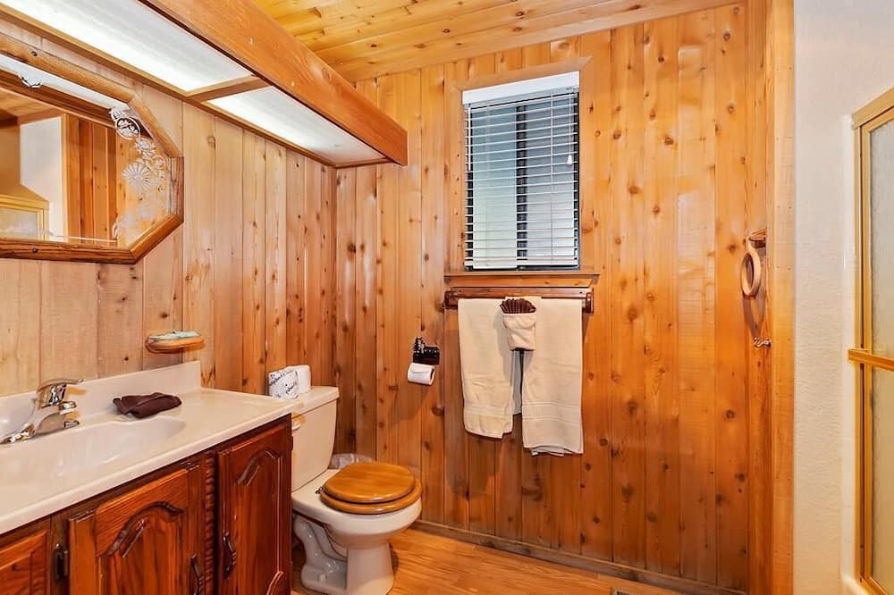 Photo of Bathroom in Upper Moonridge