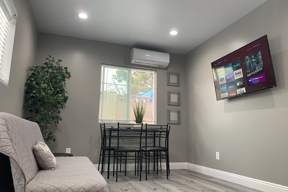 Photo of Livingroom in North Hills West