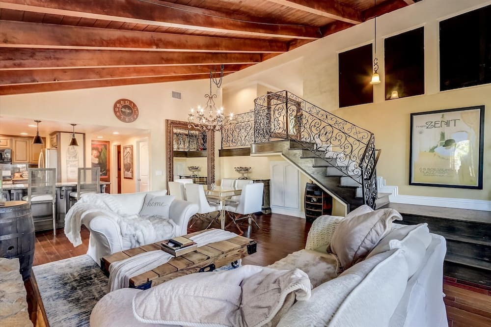Photo of Livingroom in Anaheim Hills