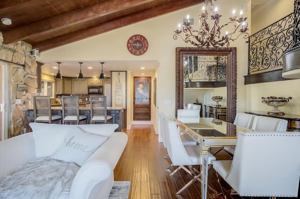 Photo of Livingroom in Anaheim Hills