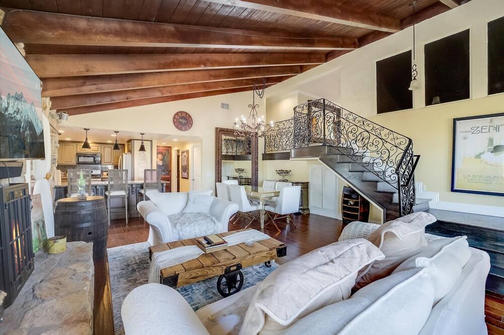 Photo of Livingroom in Anaheim Hills