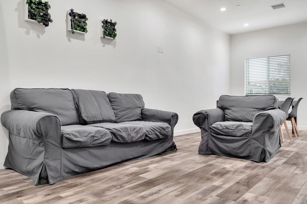 Photo of Livingroom in South Montebello