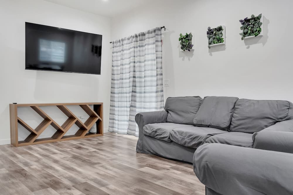 Photo of Livingroom in South Montebello