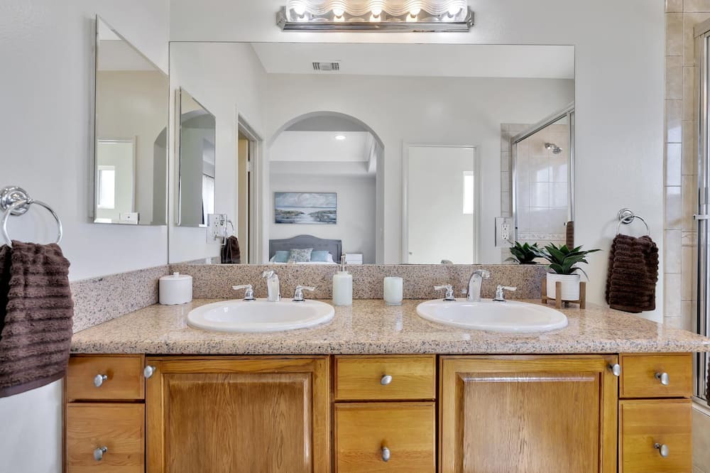 Photo of Bathroom in Pico Rivera