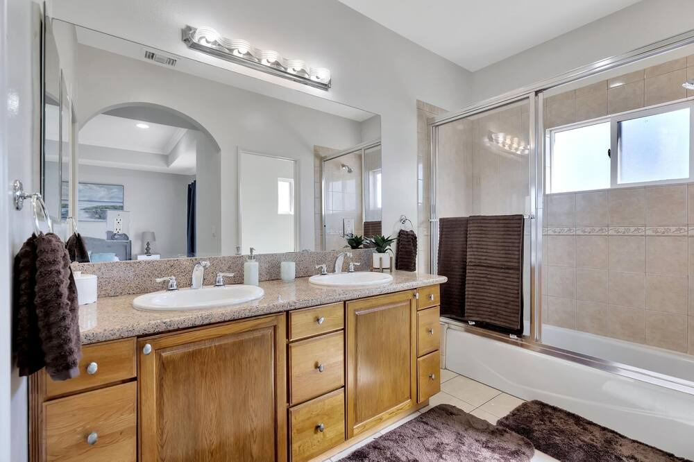 Photo of Bathroom in Pico Rivera