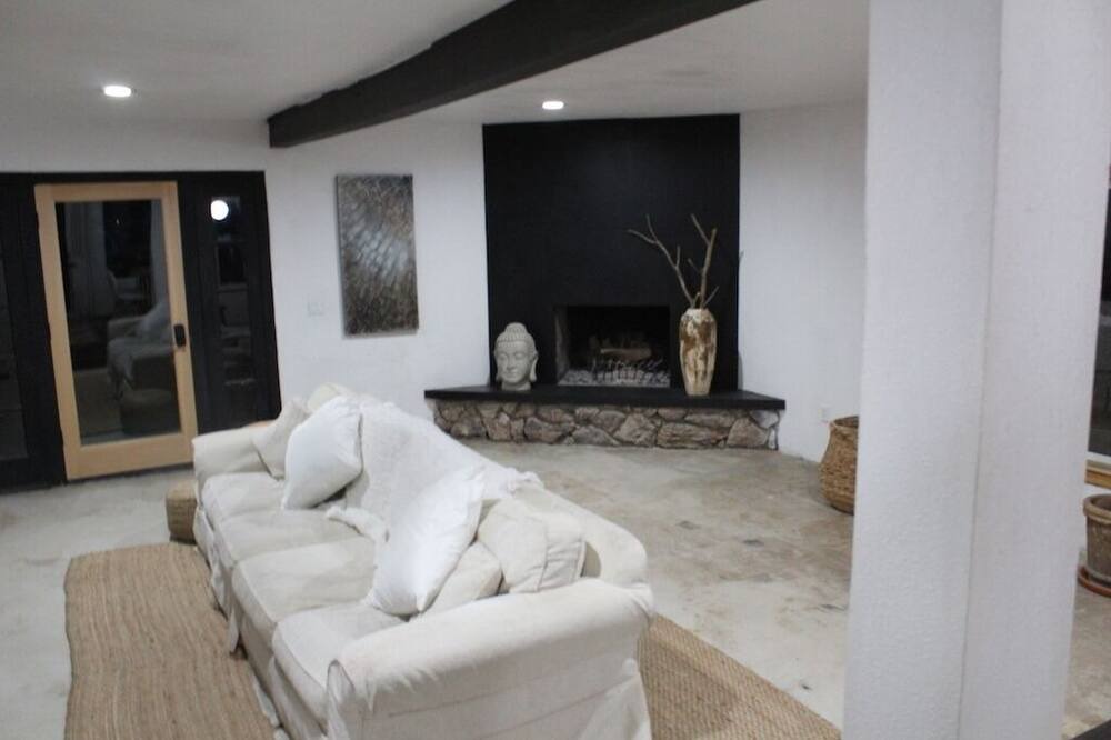Photo of Livingroom in Morongo Valley